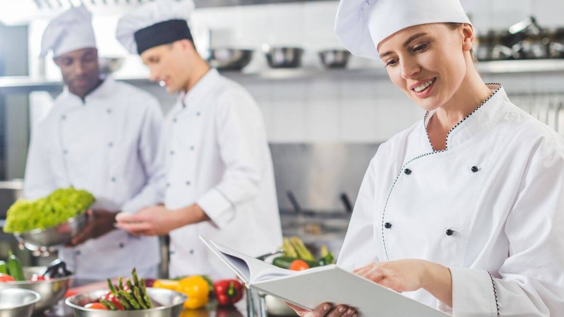 Ayudante de cocina en 2022【✔️ funciones y sueldo】 // Maestralia®